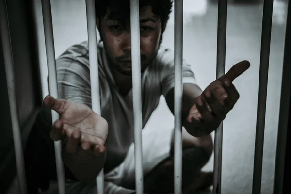 Händer Män Desperat Att Fånga Järn Fängelse Fånge Koncept Thailand — Stockfoto