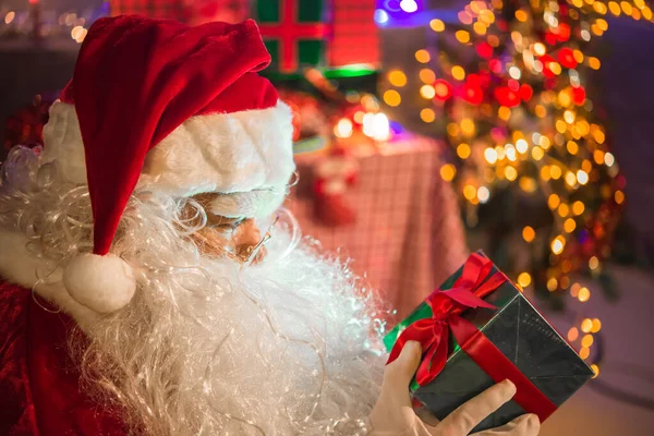 Santa Claus Drží Ohňostroj Pro Hru Veselé Vánoce Koncept — Stock fotografie