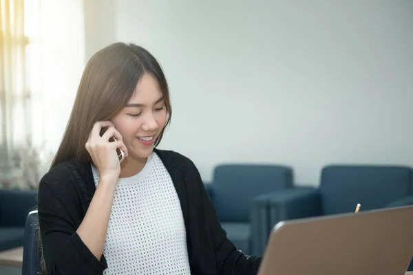 Gyönyörű Ázsiai Dolgozik Irodában Este Thaiföldi Munkás Beszél Telefonon Főnök — Stock Fotó