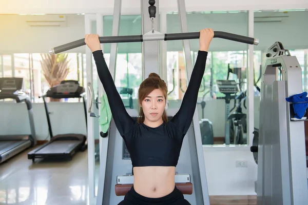 Όμορφη Ασιατική Γυναίκα Προπόνηση Φυσικής Κατάστασης Στο Γυμναστήριο — Φωτογραφία Αρχείου