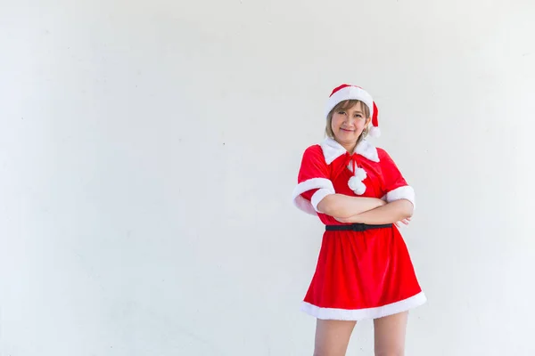 Beyaz Arka Planda Noel Baba Kıyafetli Güzel Asyalı Kadın — Stok fotoğraf
