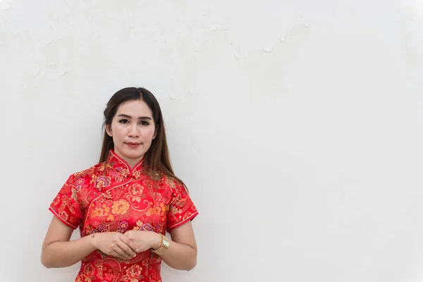 Asiatico Donna Cheongsam Bianco Muro Felice Cinese Nuovo Anno Concetto — Foto Stock