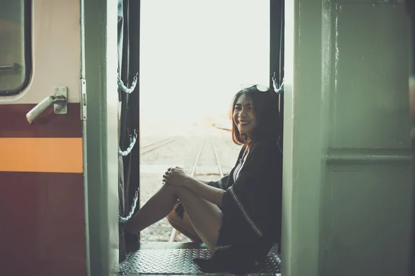 Хипстерская Девушка Грустит Поезде Вечернем Японском Тоне Винтажный Стиль Темный — стоковое фото