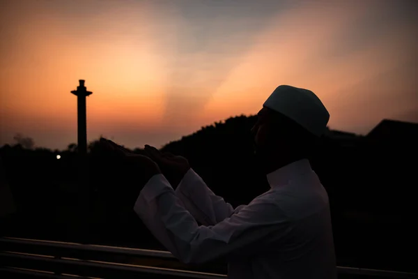 Silhouet Jonge Aziatische Moslim Man Biddend Bij Zonsondergang Ramadan Festival — Stockfoto