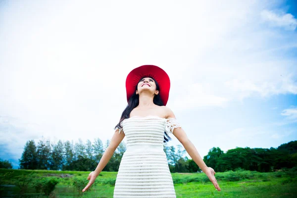 Asiatico Donna Indossare Rosso Cappello Stretching Arms Respirando Aria Fresca — Foto Stock