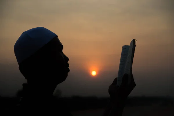 Silhouette Joven Asiático Musulmán Hombre Orando Puesta Del Sol Ramadán — Foto de Stock