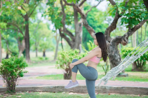 Asiatico Donna Sportiva Stretching Corpo Respirazione Aria Fresca Nel Parco — Foto Stock