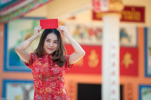 Porträt Einer Asiatischen Frau Roten Kleid Frohes Chinesisches Neujahrskonzept — Stockfoto