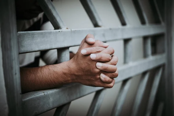Ruce Mužů Kteří Zoufale Snaží Chytit Železné Vězení Vězeňský Koncept — Stock fotografie