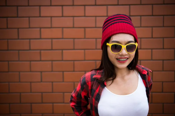 Porträt Asiatische Hipster Mädchen Auf Backsteinmauer Hintergrund Lebensstil Der Thailändischen — Stockfoto