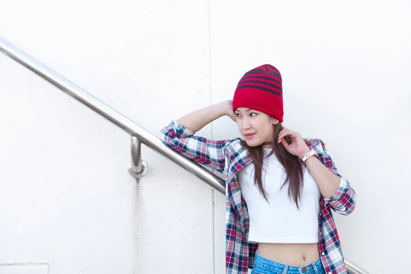 Porträt Der Schönen Asiatischen Hipster Mädchen Auf Der Treppe Hintergrund — Stockfoto