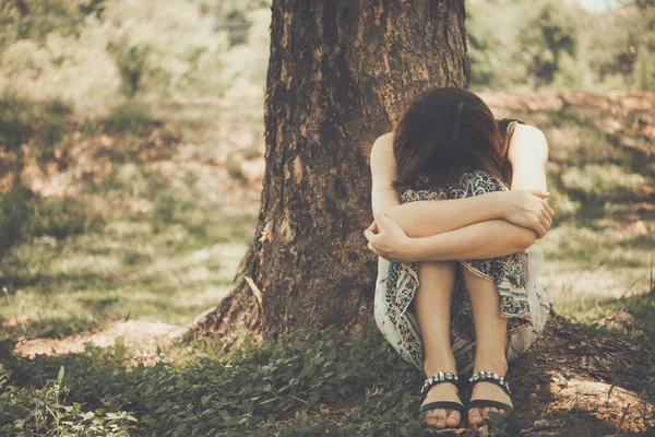 特写亚洲悲伤的女人坐在树下复古的风格 伤心的女孩的概念 — 图库照片