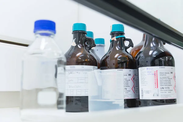 Chemikálie Používané Při Pokusech Skleněné Skříni Laboratoři — Stock fotografie