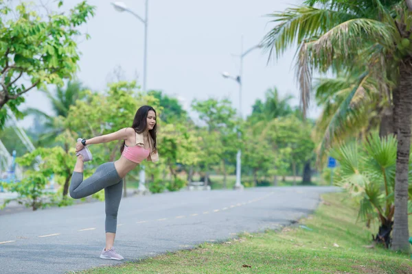 Asiatische Sportliche Frau Streckt Körper Atmet Frische Luft Park Thailändische — Stockfoto