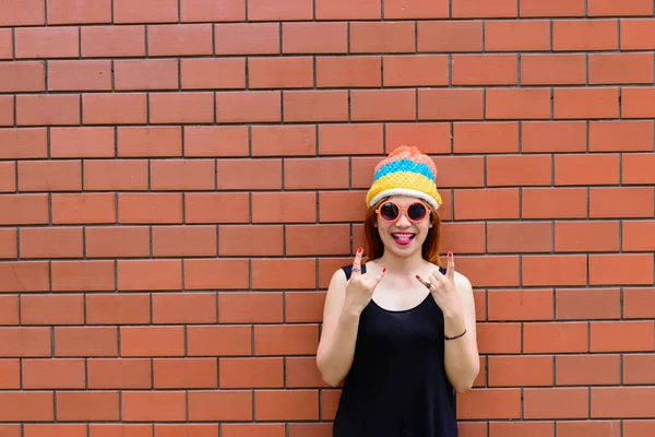 Azji Hipsterzy Dziewczyna Pomarańczowy Cegły Ściany Styl Życia Nowoczesny Nastolatek — Zdjęcie stockowe
