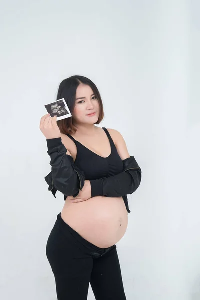 白い背景のアジアの妊婦の肖像 タイ人 超音波写真彼女の手 — ストック写真