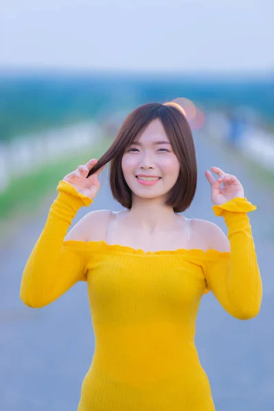 Retrato Bela Mulher Asiática Usar Vestido Amarelo Campo Tailândia Pessoas — Fotografia de Stock