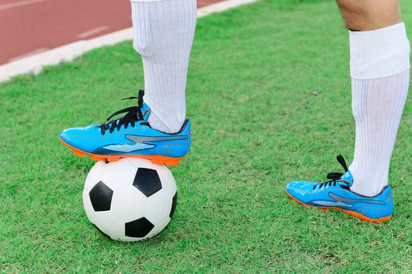 Voeten Van Voetbal Met Voetbal Stud Bal Voetbalveld — Stockfoto