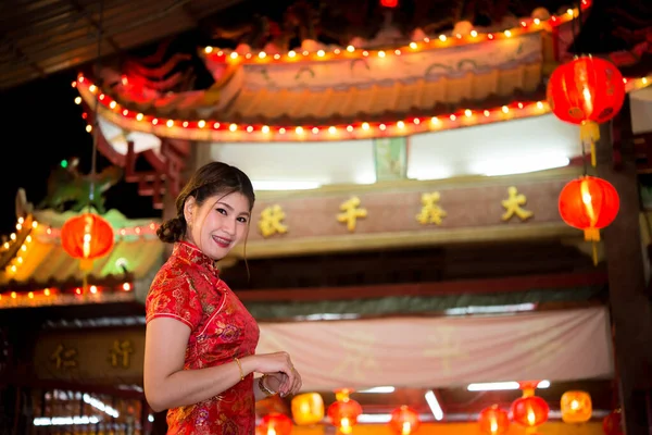 Porträt Der Schönen Asiatischen Frau Tragen Cheongsam Auf Licht Der — Stockfoto