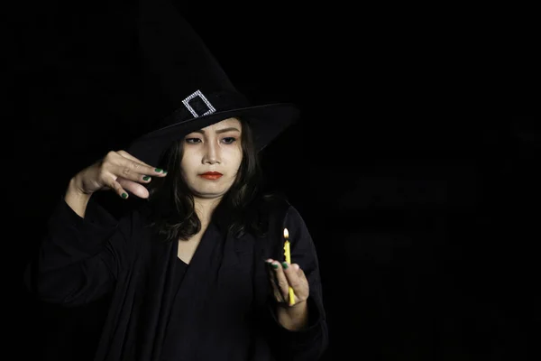 Portret Van Een Mooie Aziatische Vrouw Dragen Heks Kostuum Zwarte — Stockfoto