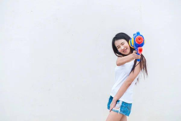 Wanita Asia Dengan Pistol Air Tangan Pada Latar Belakang Putih — Stok Foto