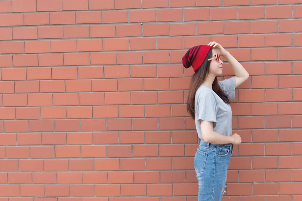 Portret Aziatische Hipster Meisjes Baksteen Muur Achtergrond — Stockfoto