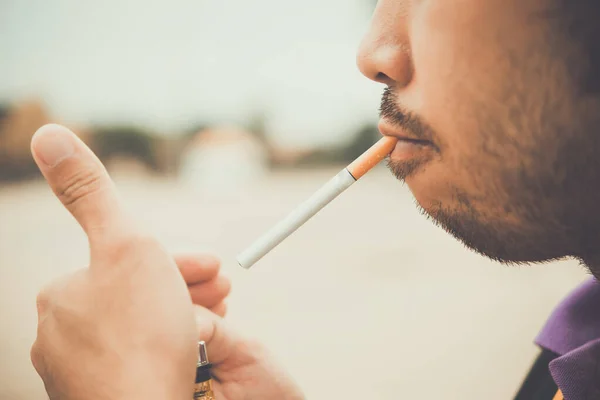 亚洲人用较轻的香烟抽烟 世界上没有烟天 — 图库照片