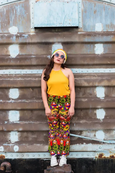 Hipster Ασιατικό Λίπος Κορίτσι Θέτουν Για Τραβήξετε Μια Φωτογραφία Μόδα — Φωτογραφία Αρχείου