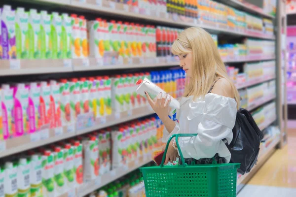 Bella Donna Asiatica Shopping Con Borse Della Spesa Presso Grandi — Foto Stock