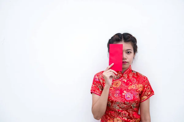 Asiatin Posiert Mit Rotem Umschlag Der Hand Frohes Chinesisches Neujahrskonzept — Stockfoto