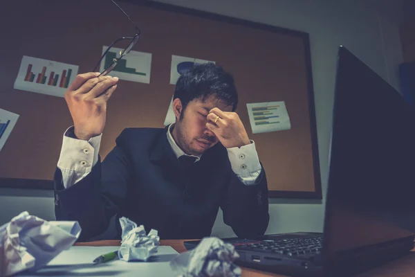 Asiatique Homme Affaires Sous Stress Pendant Travail Excessif — Photo