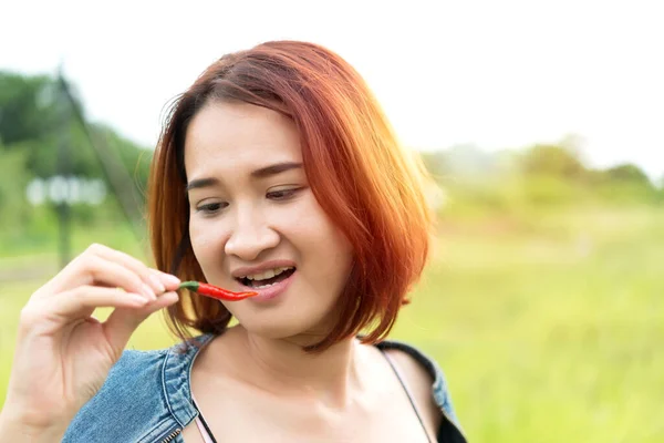 Mulher Asiática Bonita Tem Chili Mão Com Luz Solar Brilhante — Fotografia de Stock