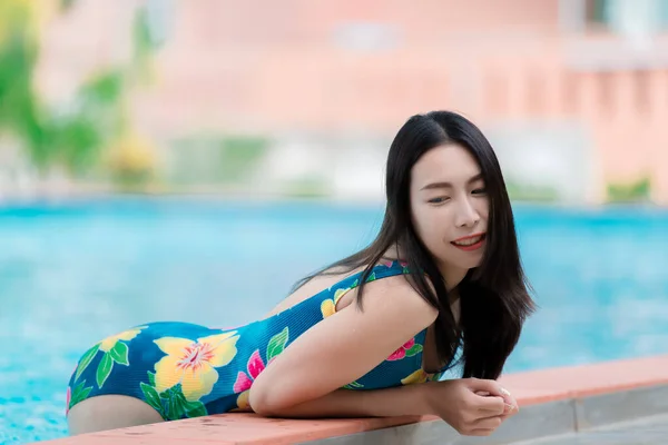 Portret Van Aziatische Sexy Vrouw Bij Het Zwembad Thailand Heeft — Stockfoto