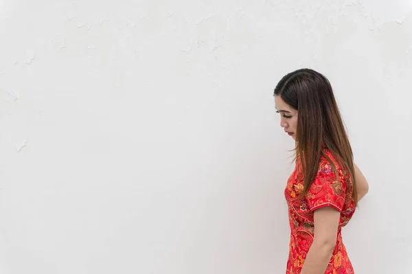 Mulher Asiática Cheongsam Parede Branca Conceito Feliz Ano Novo Chinês — Fotografia de Stock