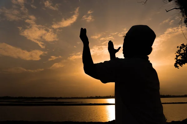 Siluet Pemuda Muslim Asia Berdoa Saat Matahari Terbenam Konsep Festival — Stok Foto
