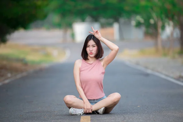 Retrato Mulher Asiática Sentar Estrada Linda Tailândia Pessoas Conceito Mulher — Fotografia de Stock