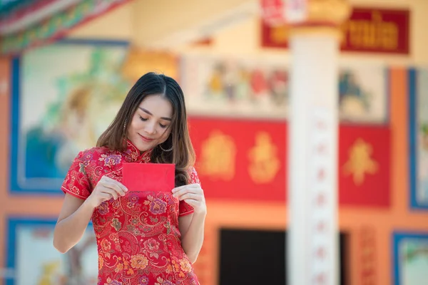 Porträt Einer Asiatischen Frau Roten Kleid Frohes Chinesisches Neujahrskonzept — Stockfoto