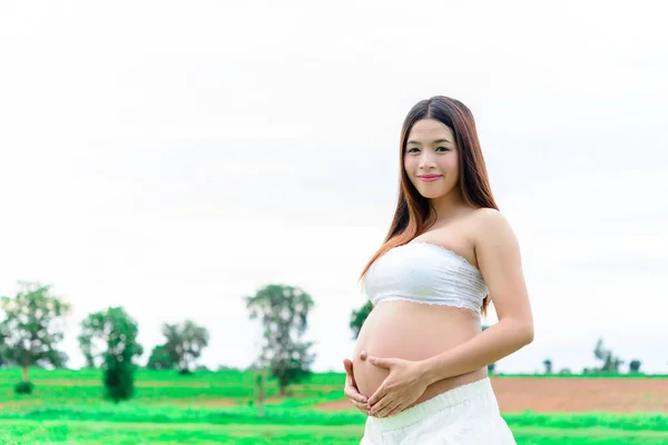 若いアジア系妊婦の肖像画 — ストック写真