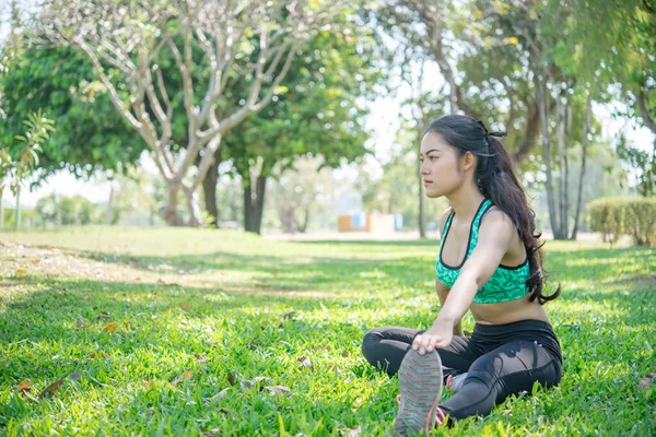 Azji Szczupła Kobieta Rozgrzewka Przed Treningiem Szczupła Dziewczyna Ćwiczenia Całe — Zdjęcie stockowe