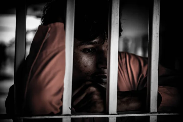 Ázsiai Férfiak Kétségbeesetten Próbálják Elkapni Vas Börtön Fogoly Koncepció Thaiföld — Stock Fotó