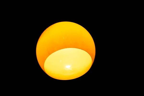 Lâmpada Amarela Sobre Fundo Preto — Fotografia de Stock