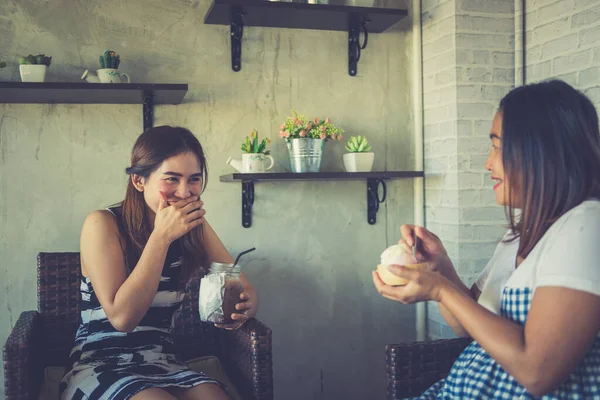 2人のアジア人女性がコーヒーショップで冗談話をして妊娠中の女性幸せなコンセプト — ストック写真