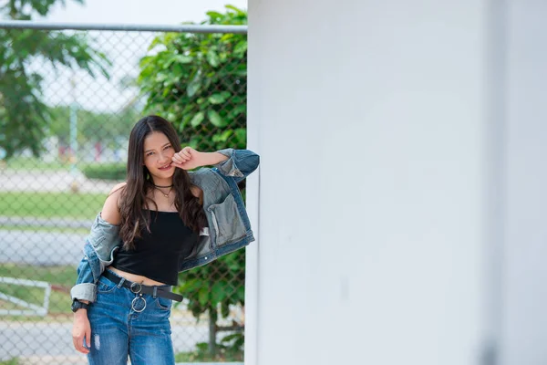 Retrato Hermosa Asiática Chic Chica Pose Para Tomar Una Foto — Foto de Stock