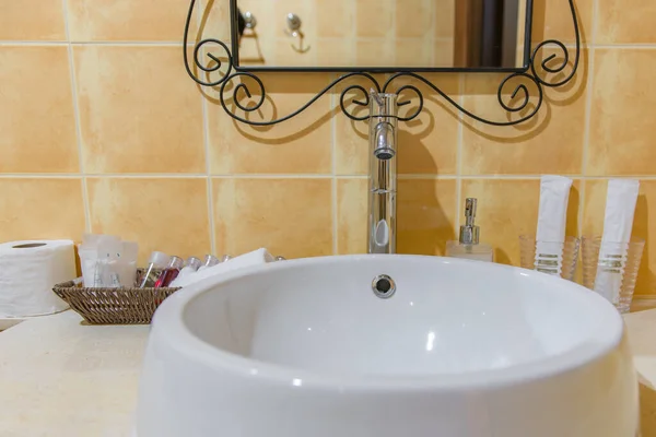 Lavabo Bagno Spazzolino Vetro Shampoo Con Sapone Liquido Stanza Luminosa — Foto Stock