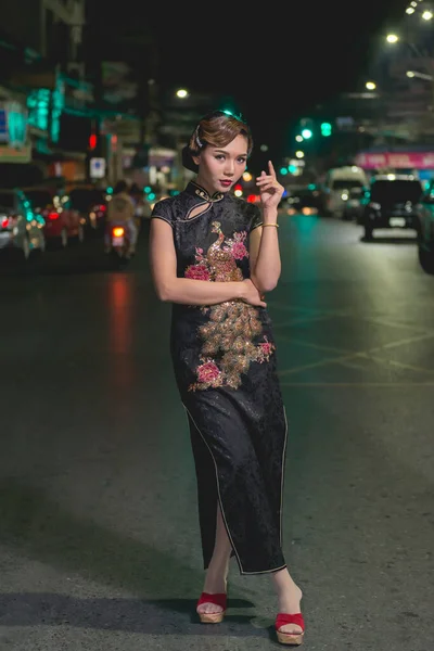 在市中心的夜景中 穿着黑色衣服的亚洲女人在路上的画像 紧闭了一个女孩的街道风格 — 图库照片