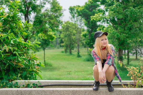 Aziatische Hipsters Meisje Poseren Voor Het Nemen Van Een Foto — Stockfoto
