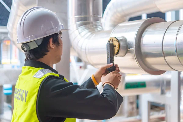 Asiático Ingeniero Mantenimiento Sistema Gestión Aguas Residuales Una Gran Fábrica — Foto de Stock