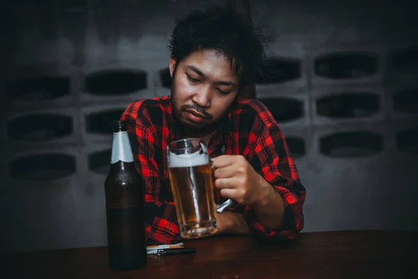 Asijský Muž Pít Vodku Sám Doma Noci Thajsko Lidé Stres — Stock fotografie