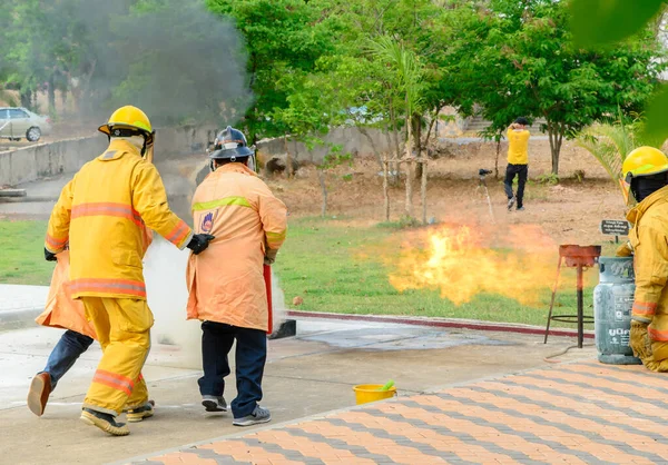 Thailand April 2016 Brandtraining Durch Einen Feuerwehrmann Der Sorgfältig Synchrotron — Stockfoto