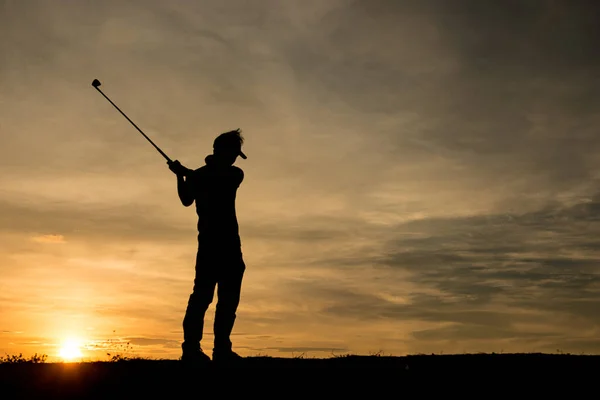 Silhueta Asiático Golfista Jogar Golfe Durante Belo Pôr Sol — Fotografia de Stock